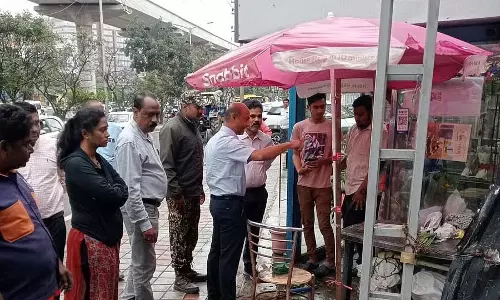 फुटपाथ पर अतिक्रमण करने वालों पर जुर्माना लगाएं: आयुक्त डी.एस. रमेश
