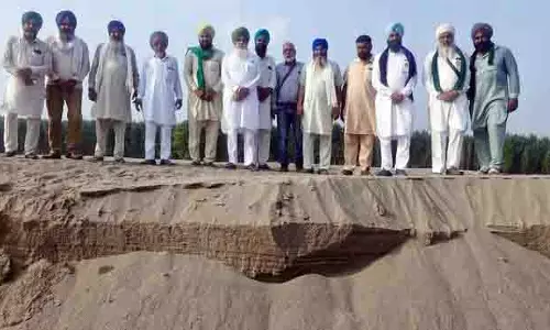 Punjab: बाढ़ प्रभावित अजनाला के किसान खेतों में जमा रेत से जूझ रहे Punjab: बाढ़ प्रभावित अजनाला के किसान खेतों में जमा रेत से जूझ रहे