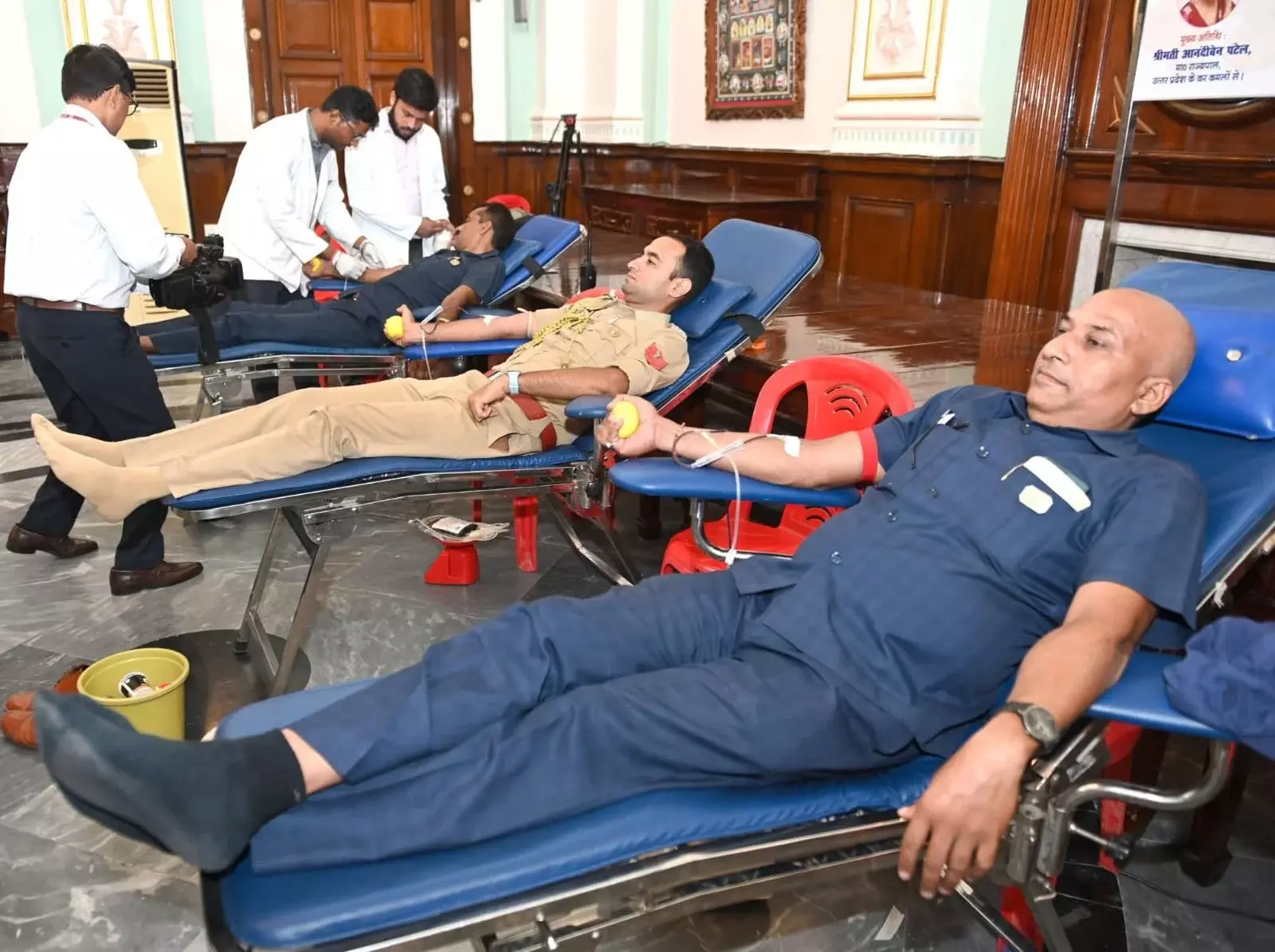 Lucknow: 36 लोगों ने राजभवन में रक्तदान कर दिया जीवनदान