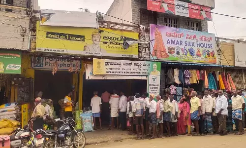 Madhugiri : यूरिया खरीदने के लिए किसानों की कतार Madhugiri : यूरिया खरीदने के लिए किसानों की कतार