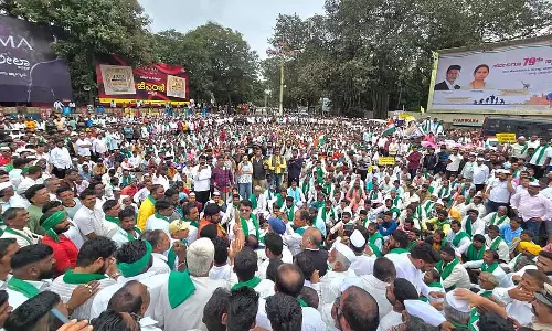 मंडी लाइसेंस निरस्तीकरण आदेश रद्द करें: किसान, व्यापारी विरोध प्रदर्शन मंडी लाइसेंस निरस्तीकरण आदेश रद्द करें: किसान, व्यापारी विरोध प्रदर्शन