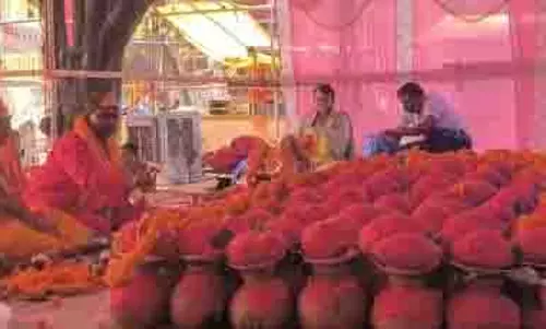 Muzaffarpur: नवरात्रि पर दिखा भक्ति का जोश, पुलिस मंदिर में लगी भीड़