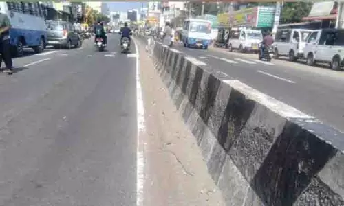 Chennai में सड़कों पर रेत जमा होने से वाहन चालकों के गिरने का खतरा Chennai में सड़कों पर रेत जमा होने से वाहन चालकों के गिरने का खतरा