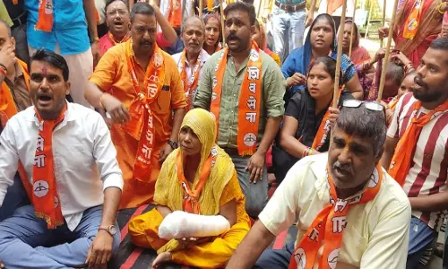Bareilly: प्राइवेट अस्पताल की मनमानी पर शिव सैनिकों का गुस्सा