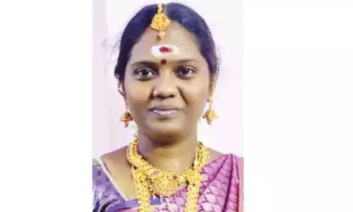 Madurai के एक ग्राम प्रधान की पत्नी ने कार्यालय के बाहर खुद को आग लगाकर आत्महत्या कर ली Madurai के एक ग्राम प्रधान की पत्नी ने कार्यालय के बाहर खुद को आग लगाकर आत्महत्या कर ली