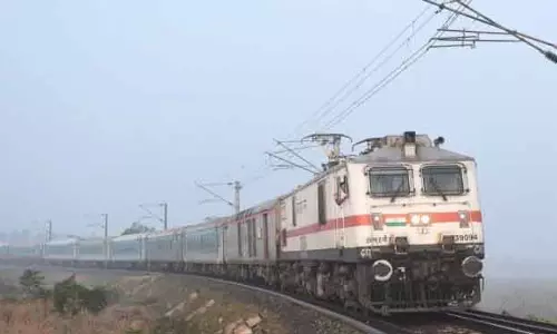 ओडिशा के राउरकेला में पैसेंजर ट्रेन की चपेट में आने से दो लोगों की मौत ओडिशा के राउरकेला में पैसेंजर ट्रेन की चपेट में आने से दो लोगों की मौत
