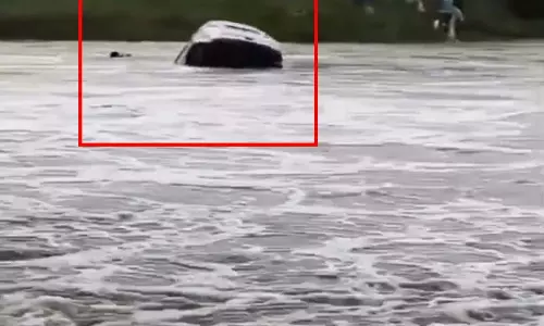 तेज बहाव में बह गई स्विफ्ट कार, तीन लोगों ने कूदकर बचाई जान, देखें VIDEO...