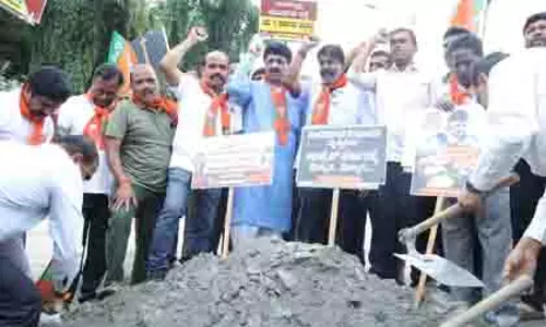 सड़कों की हालत पर गरमाई सियासत, BJP का राज्यव्यापी विरोध प्रदर्शन