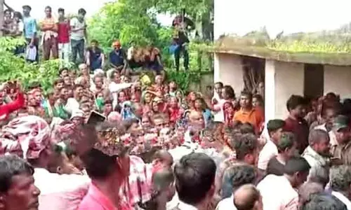 उर्वरक संकट: किसानों ने राष्ट्रीय राजमार्ग जाम किया, यूरिया बैग लेकर भागे