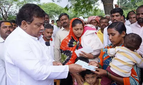बिजली का करंट लगने से किसान की मौत: मंत्री एम.बी. पाटिल ने 5 लाख का चेक वितरित किया