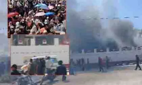 Leh में राजनीतिक हिंसा: प्रदर्शनकारियों ने भाजपा दफ्तर में लगाई आग Leh में राजनीतिक हिंसा: प्रदर्शनकारियों ने भाजपा दफ्तर में लगाई आग