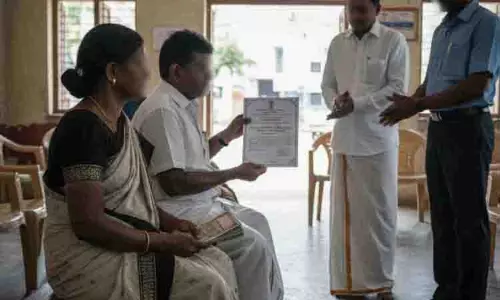 Tamil Nadu: दो मृत सफाई कर्मचारियों के परिजनों को मुआवजा दिया गया