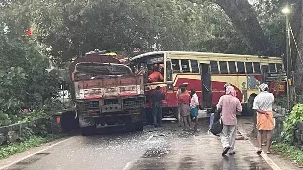 Kerala: राजधानी में सड़क हादसा: केएसआरटीसी बस और लॉरी भिड़े