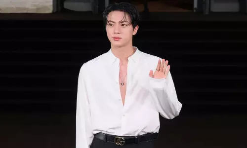 Milan Fashion Week में प्रिंस एरिक के रूप में बीटीएस के जिन ने चौंका दिया