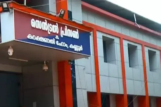 Kannur सेंट्रल जेल में नारियल के पेड़ पर मोबाइल फ़ोन मिला पुलिस जाँच जारी Kannur सेंट्रल जेल में नारियल के पेड़ पर मोबाइल फ़ोन मिला पुलिस जाँच जारी