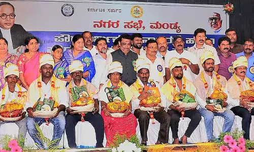 Mandya : सिविल सेवकों की निस्वार्थ सेवा जिला कलेक्टर के लिए अद्वितीय है