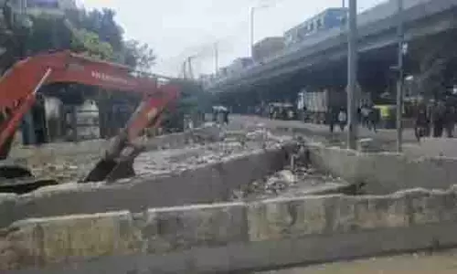Bengaluru: सिल्क बोर्ड जंक्शन पर फैली कचरे की बदबू से लोग परेशान Bengaluru: सिल्क बोर्ड जंक्शन पर फैली कचरे की बदबू से लोग परेशान