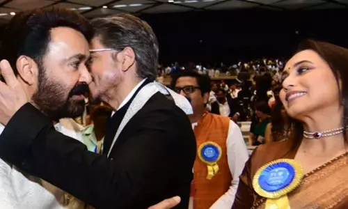 Mohanlal, शाहरुख खान और रानी मुखर्जी ने एक शानदार तस्वीर के लिए पोज दिया Mohanlal, शाहरुख खान और रानी मुखर्जी ने एक शानदार तस्वीर के लिए पोज दिया