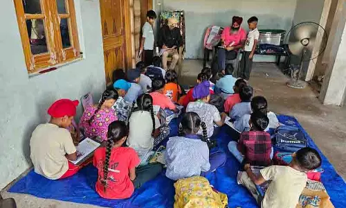 Jalandhar: स्कूल तक पहुँच न होने के कारण, मध्याह्न भोजन बनाने वाले रसोइये का घर ही कक्षा बन गया