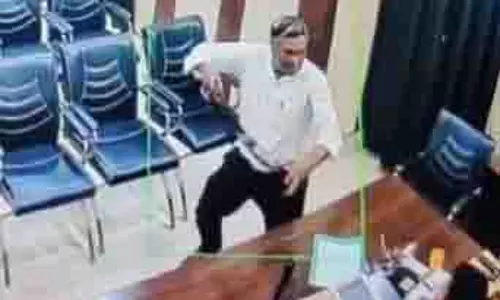 Sitapur: पूछताछ के दौरान हेडमास्टर ने शिक्षा अधिकारी पर बेल्ट से किया हमला Sitapur: पूछताछ के दौरान हेडमास्टर ने शिक्षा अधिकारी पर बेल्ट से किया हमला
