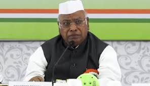 खड़गे ने CWC बैठक में नीतीश सरकार पर निशाना साधा
