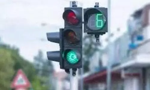 Farrukhabad: नई ट्रैफिक लाइट्स से ट्रांसपोर्ट चौराहा हुआ सुरक्षित Farrukhabad: नई ट्रैफिक लाइट्स से ट्रांसपोर्ट चौराहा हुआ सुरक्षित