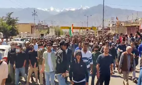 राज्य का दर्जा मांगते हुए लेह में प्रदर्शन, BJP कार्यालय में आगजनी