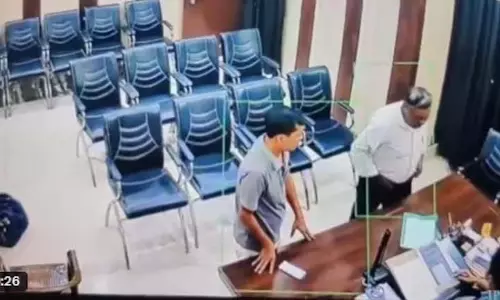 UP में हेडमास्टर ने शिक्षा अधिकारी को बेल्ट से पीटा
