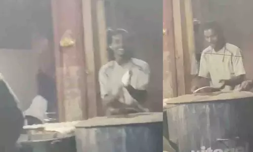UP: गाजियाबाद में रोटी पर थूकते हुए व्यक्ति का वीडियो सामने आया, मामला दर्ज UP: गाजियाबाद में रोटी पर थूकते हुए व्यक्ति का वीडियो सामने आया, मामला दर्ज