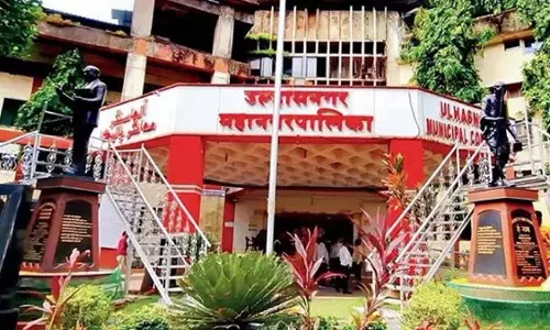 उल्हासनगर नगर निगम ने शहर में अवैध होर्डिंग्स, बैनर और पोस्टरों के खिलाफ 13 FIR दर्ज कीं उल्हासनगर नगर निगम ने शहर में अवैध होर्डिंग्स, बैनर और पोस्टरों के खिलाफ 13 FIR दर्ज कीं