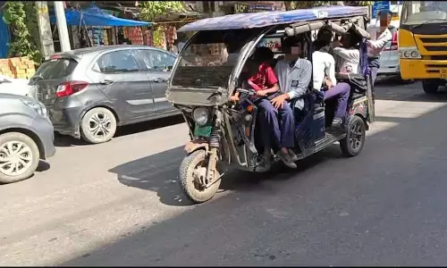 Delhi में तेज रफ्तार ई-रिक्शा चालक के सिग्नल तोड़ने से छात्रा की मौत, दो घायल Delhi में तेज रफ्तार ई-रिक्शा चालक के सिग्नल तोड़ने से छात्रा की मौत, दो घायल