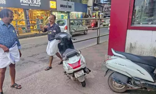 पार्किंग अपेक्षा के अनुरूप है; पैदल चलने वालों के लिए कोई जगह नहीं