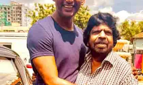 T. Rajendar ने मगुदम सेट पर दी दस्तक, यूनिट का स्वागत T. Rajendar ने मगुदम सेट पर दी दस्तक, यूनिट का स्वागत