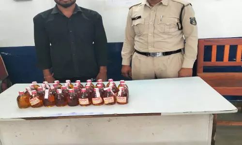 पुलिस ने खरोरा में अवैध शराब के साथ आरोपी को किया गिरफ्तार