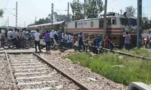 Ludhiana: रेलवे क्रॉसिंग बूम बैरियर में खराबी, यात्रियों को परेशानी Ludhiana: रेलवे क्रॉसिंग बूम बैरियर में खराबी, यात्रियों को परेशानी