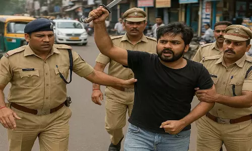आर्शीवाद चौक में तलवार लहराने वाला बदमाश गिरफ्तार