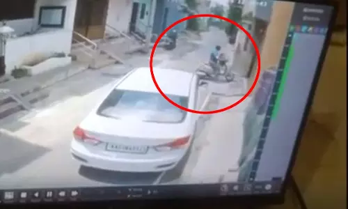 बच्चे के अपहरण का LIVE वीडियो, मिर्च पाउडर का इस्तेमाल बच्चे के अपहरण का LIVE वीडियो, मिर्च पाउडर का इस्तेमाल