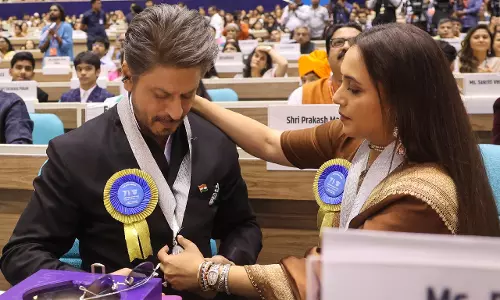 रानी मुखर्जी ने शाहरुख के राष्ट्रीय पुरस्कार की डोरी ठीक की