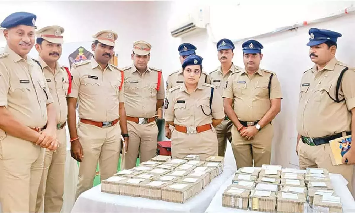 Andhra: चार सदस्यीय गिरोह गिरफ्तार, 2 करोड़ रुपये नकद बरामद