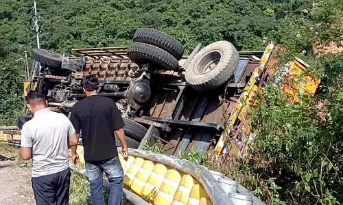 Kangra जिले में ट्रक पलटने से बठिंडा के दो निवासियों की मौत, 20 घायल