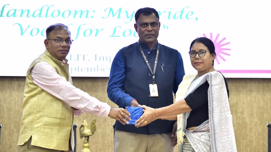 Manipur में हथकरघा दिवस मनाया गया, समृद्ध बुनाई विरासत का प्रदर्शन किया गया Manipur में हथकरघा दिवस मनाया गया, समृद्ध बुनाई विरासत का प्रदर्शन किया गया