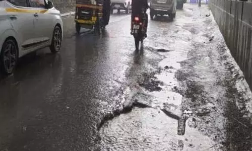 Solapur Bazaar से गोलीबार मैदान तक सड़क खाली, गड्ढों से भरी!
