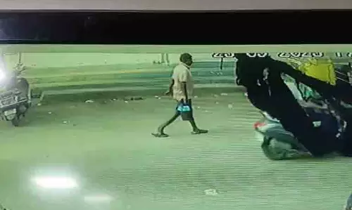 Gujarat: ब्यूटी पार्लर में पति ने पत्नी और सास को आग के हवाले कर दिया