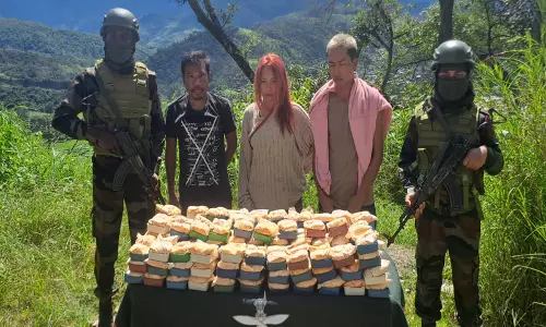 असम राइफल्स ने Mizoram के ज़ोखावथर में 1.377 किलोग्राम हेरोइन जब्त की असम राइफल्स ने Mizoram के ज़ोखावथर में 1.377 किलोग्राम हेरोइन जब्त की
