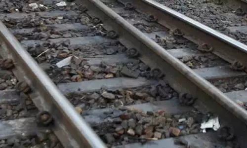दिवा-मुंब्रा के बीच चलती ट्रेन से गिरी महिला, सुरक्षित बची दिवा-मुंब्रा के बीच चलती ट्रेन से गिरी महिला, सुरक्षित बची