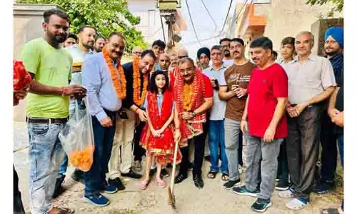 Randhawa ने वार्ड 53 में गली और नाली निर्माण का शुभारंभ किया Randhawa ने वार्ड 53 में गली और नाली निर्माण का शुभारंभ किया