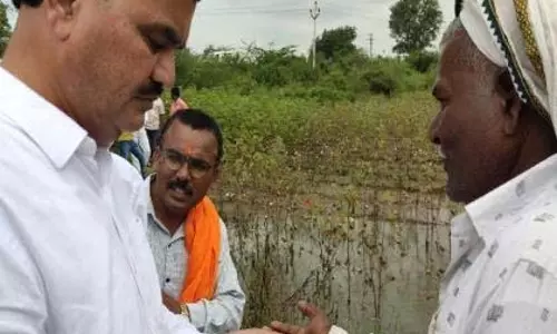 किसानों ने मंत्री से पूछा: विधायकों के वेतन में कटौती नहीं, सब्सिडी में कटौती क्यों?