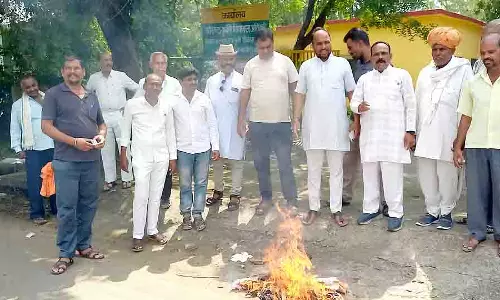 Mandsaur: सोयाबीन नुकसान न मानने पर किसानों का विरोध