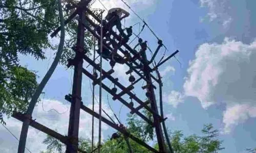 हादसा या कंपनी की लापरवाही? बिजली के खंभे से गिरकर मजदूर की मौत! हादसा या कंपनी की लापरवाही? बिजली के खंभे से गिरकर मजदूर की मौत!
