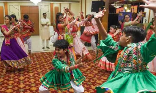 गरबा और डांडिया: शरीर और दिमाग के लिए हल्की और असरदार वर्कआउट गरबा और डांडिया: शरीर और दिमाग के लिए हल्की और असरदार वर्कआउट